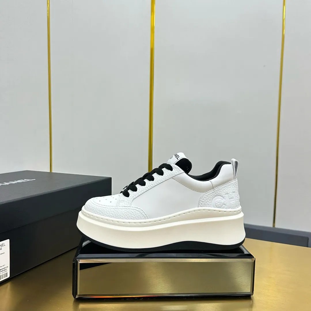👟👟Ex-factory price 600👟👟 Upgraded version, upgraded version, upgraded version! No rebuttal accepted! ! ! ! Chanel Chanel panda shoes! 2025 counter's top casual sports shoes. This classic design; the upper is electro-embroidered with a variety of techniques; the outsole is fashionable and sporty; the unusual inclusion of a variety of color matching elements... The diversified mix and match is very good-looking and versatile, and can be used for leisure, fashion, sports, and outdoor... ꫛꫀꪝ Go➫ Materials: ❶Upper made of: original imported first-layer silk cowhide + original waterproof cloth + original first-layer cowhide ❷Inner lining: Original Yangli+Net ❸Outsole based on: Original TPU combination outsole Counter boutique packaging complete set for women 35–41 👉 👉